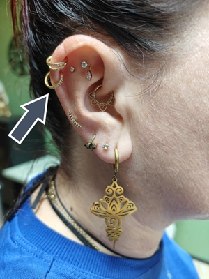 Voorbeeld helix piercing in oor